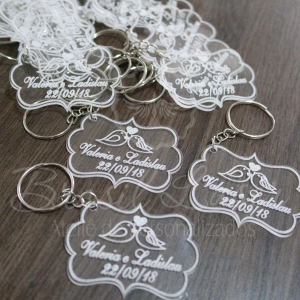 Chaveiro acrilico Personalizado Acrílico 2mm 6x6   corte contorno Gravação à laser tamanho 6x6. com acabamento